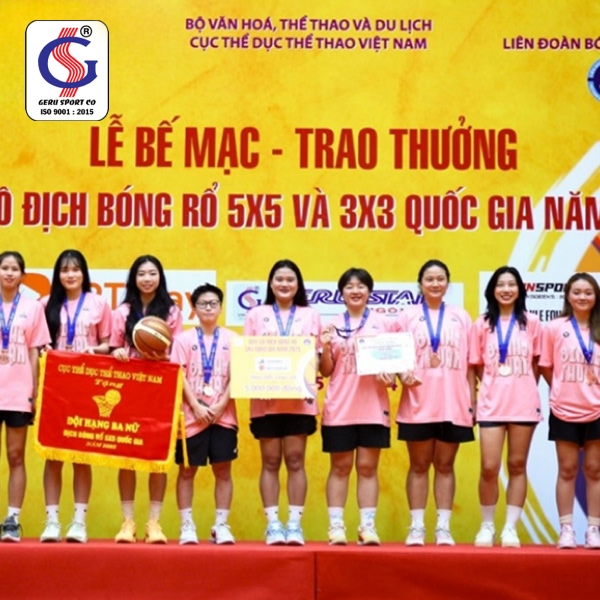 Người chơi tập đập bóng bằng bóng chuyền Geru Star